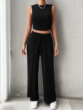 Model wall pose in Zenvara black set