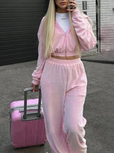 Model walking to departure gate in QeNora Zip & Pocket Set dusty pink 