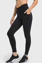 ide view hand in pocket on solunexa fit leggings black