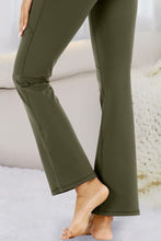 close up of bottom leg hem on army green velapocket pants